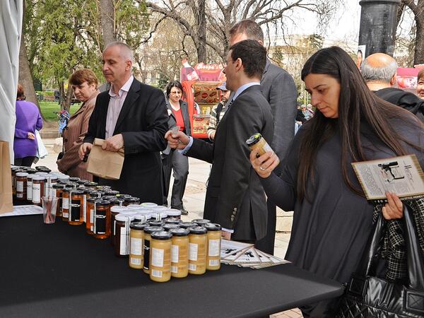 Над 20 биопроизводителя изложиха своите продукти в градинката пред Народния театър