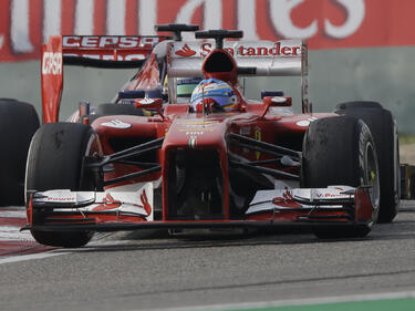 Перфектен Алонсо взе първа победа за Ферари 