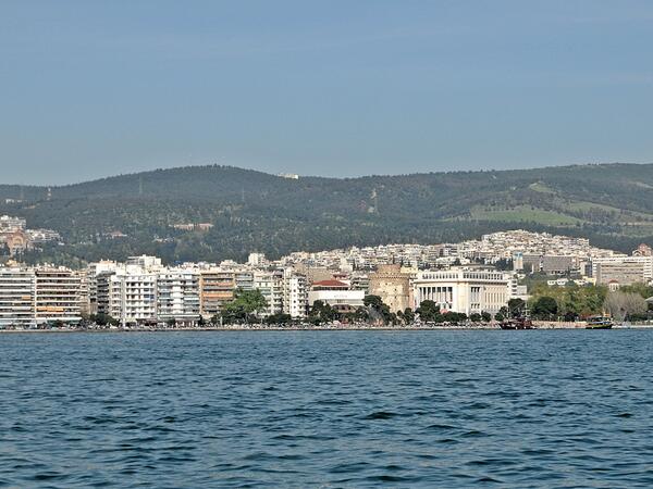 Солун, гледан от вътрешността на Егейско море