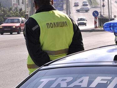 Неправилно пресичащ дядо бе пометен от лека кола