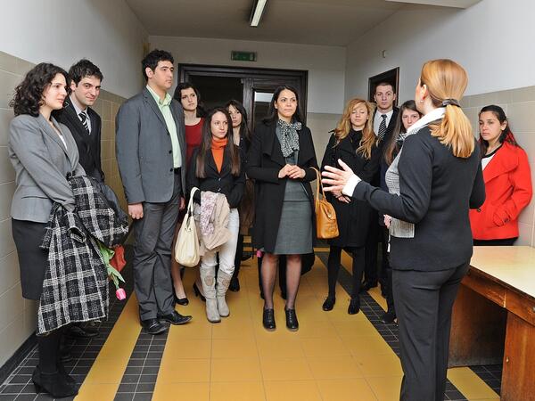 Съдия Владимира Янева показва на студентите секретното деловодство на Софийски градски съд