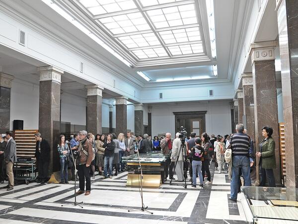 Експозицията е изложена в централното фоайе на Националната&nbsp;библиотека "Св. св. Кирил и Методий" и е част от програмата на&nbsp;Националния комитет за честване на 135-годишнината от&nbsp;Освобождението на България и възстановяването на българската&nbsp;държавност
