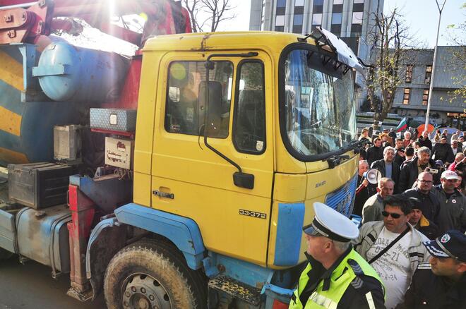 Бетоновоз оглави протеста на транспортните работници във Варна