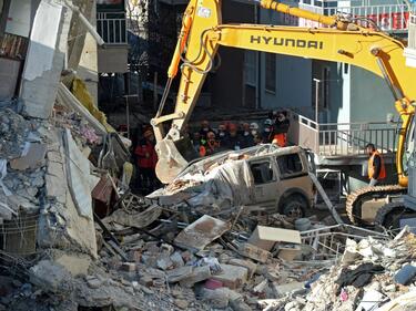 8 души бяха погребани под развалините след трус в Турция