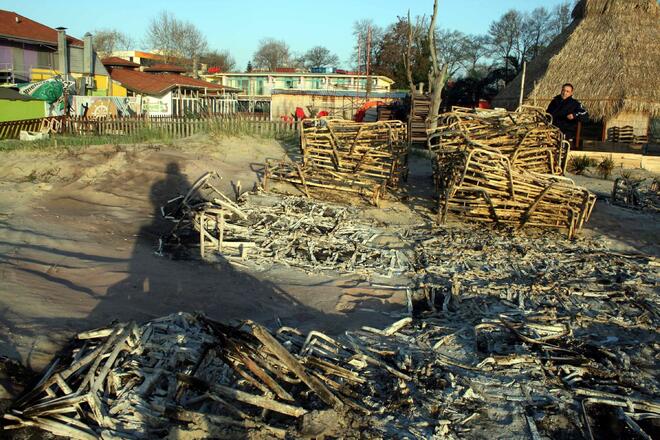 200 шезлонга с метална конструкция са напълно унищожени при пожар на плажа пред хотел "Хевън" в Слънчев бряг