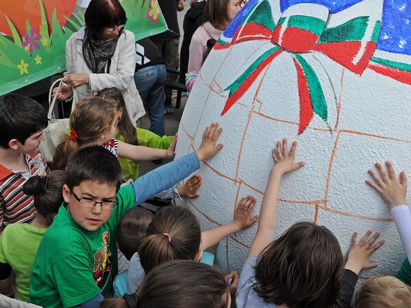 Деца от детски градини в София боядисаха двуметрово великденско яйце