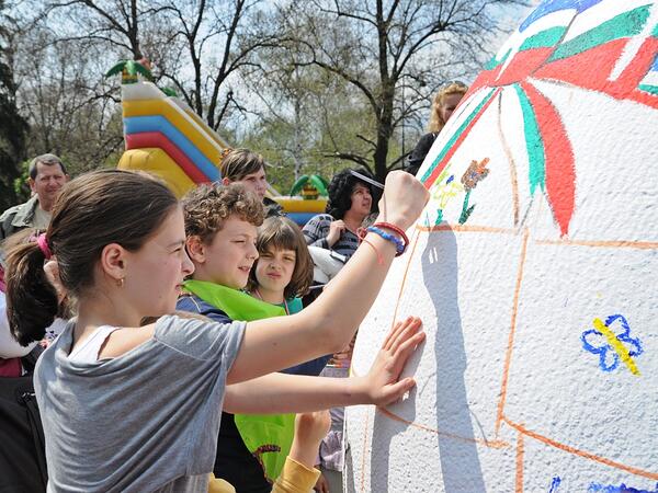 Деца от детски градини в София боядисаха двуметрово великденско яйце