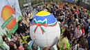 <p>Деца от детски градини в София боядисаха двуметрово великденско яйце</p>