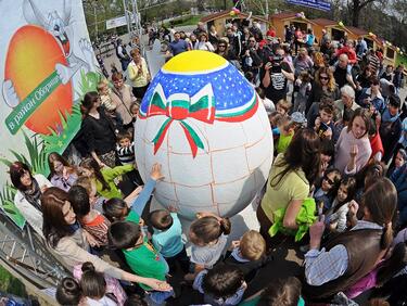 Софиянчета боядисаха най-голямото великденско яйце