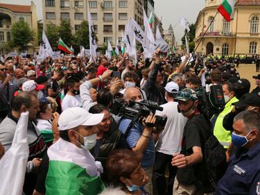 Втори ден на антиправителствени протести, полицията записва данните на участниците
