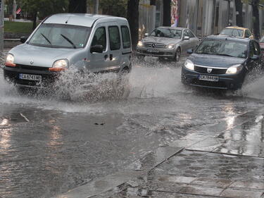 Улица в столичния район „Оборище“ е наводнена заради авария