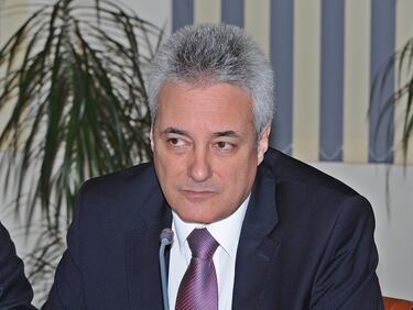 Премиерът защити PR-a си