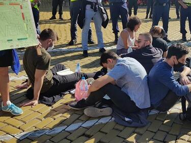 Движението пред Парламента е блокирано от хиляди млади хора, насядали на жълтите павета (ВИДЕО+СНИМКИ)