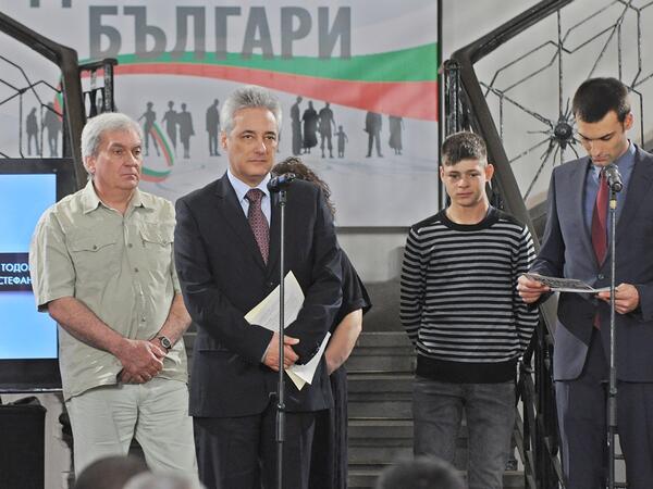 Премиерът връчи награди на Марио Петров, който е спасил дете и на  близките на починалите Христо Стефанов и Петър Тодоров, спасили две  даващи се деца, а след това загинали заради мъртво вълнение на 20 юли  2012 г.