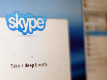 Подслушват ни и през Skype и Facebook?