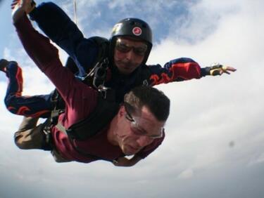 Милен Велчев сложи парашут и скочи от самолет