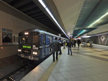 Бутнаха жена на релсите на метрото при „Сердика“