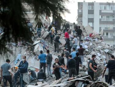 Мощното земетресение и цунамито в Турция и Гърция разкъса земята под Измир на 30-40 км ВИДЕО