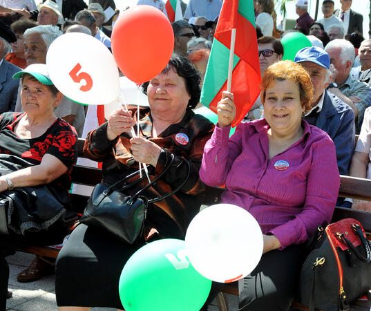 1 май е - който е работил, да празнува 