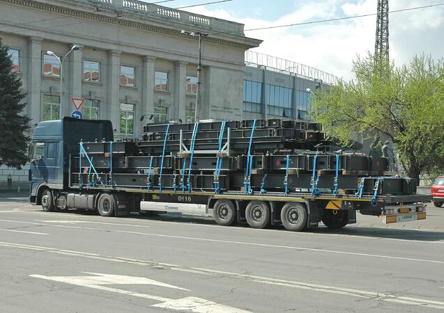 Първите части от сцената за Бон Джоуви в София пристигнаха с камиони в София