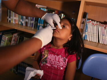 Пфайзър прави нова ваксина срещу К-19, която да се приема през носа