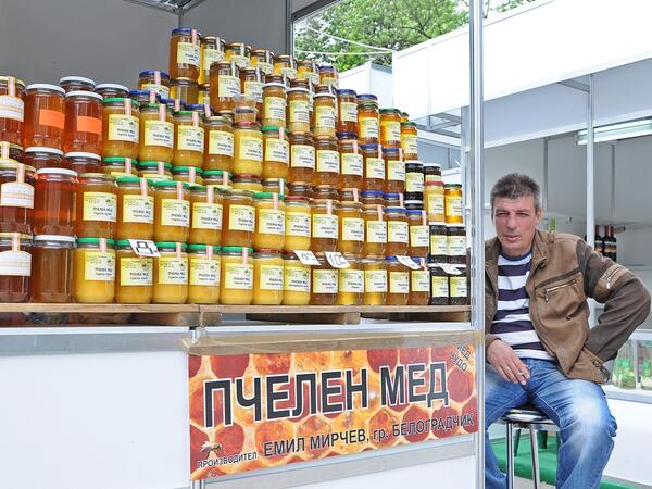 Предлага се и български пчелен мед