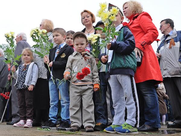 Младеж поднася цвете на паметника на Съветската армия