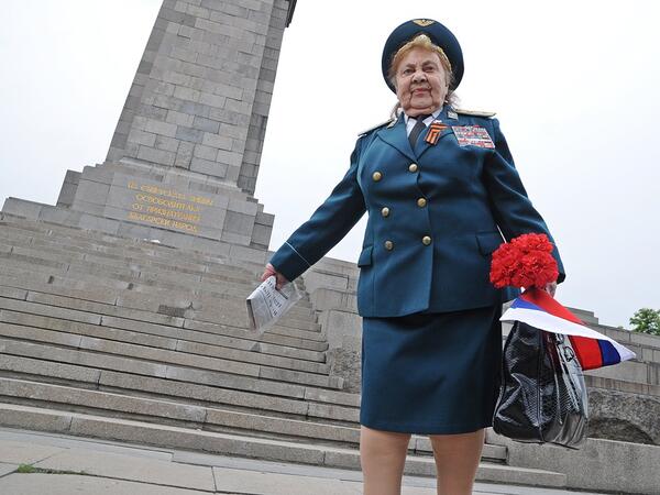 Десетки граждани поставиха цветя пред Паметника на съветските воини 