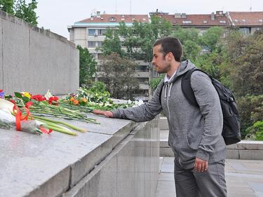 Десетки граждани поставиха цветя пред Паметника на съветските воини 