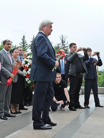 Десетки граждани поставиха цветя пред Паметника на съветските воини 