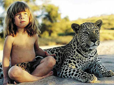 Момиченце живее сред дивите животни като Маугли