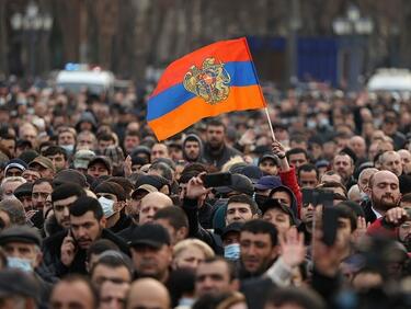 Високо напрежение в Армения! Страната е пред военен преврат ВИДЕО+СНИМКИ