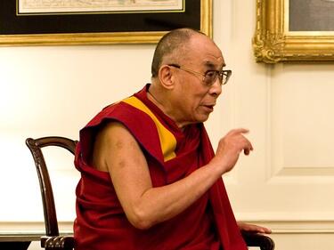 Далай Лама се ваксинира срещу коронавирус
