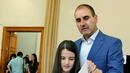 Цветанов гласува с дъщеря си за късмет