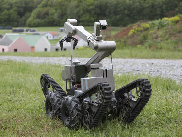 Революционен робот катерач превзема планините