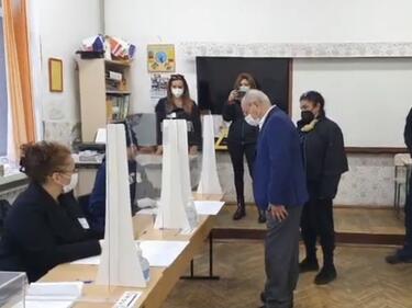 Ахмед Доган гласува (ВИДЕО)
