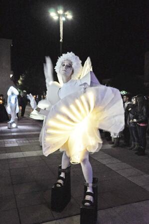 Артистите се появяват изненадващо от различни страни и се движат сред публиката със светещи костюми
