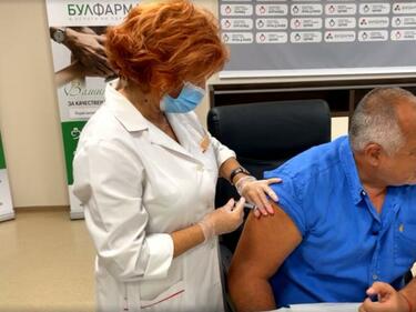 ВИДЕО Борисов се ваксинира с Moderna, после държа ръката на Младен Маринов, за да не го е страх