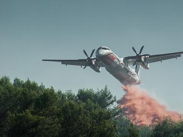 Хеликоптер се включи в гасенето на големия пожар в борова гора край Твърдица