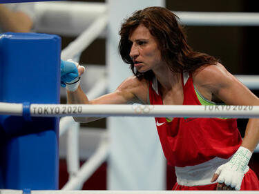 Непоклатимата Стойка Кръстева се справи и с американка и е на олимпийски четвъртфинал по бокс