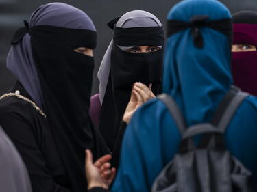 Британските спец части избягали от талибаните в Афганистан пременени като жени в хиджаби