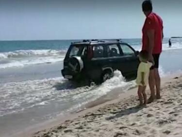 Директор на училище вилня на плажа в Кранево с джип, шпори из водата ВИДЕО