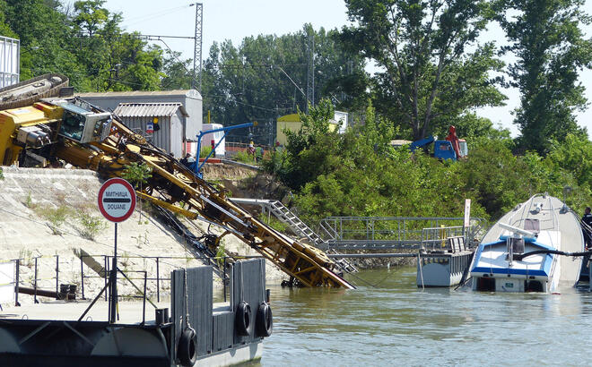 Стрела на кран падна върху катер в Русе