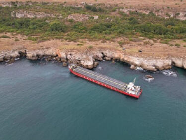 Морската вода край заседналия кораб е замърсена
