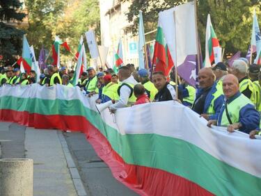 Служители на "Автомагистрали - Черно море" излязоха протест, щурмуваха сградата на МРРБ 