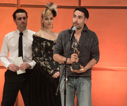 Юлиян Табаков получава от Нети приза за костюмография за "Идиот 2012"