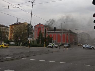 Огромен пожар затруднява движението в центъра на столицата