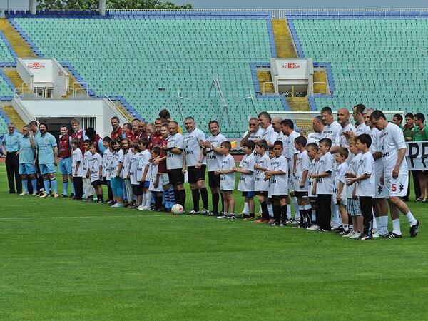 Легендите на България победиха ветераните на Астън Вила с 4:2 в чест на Стилиян Петров