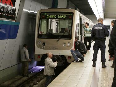 Младежът, хвърлил се пред метрото, загуби крака си