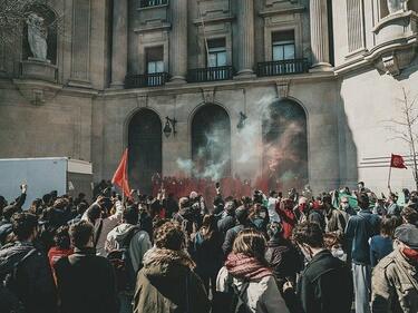 Голям протест срещу КОВИД ограниченията в Брюксел предизвика безредици 